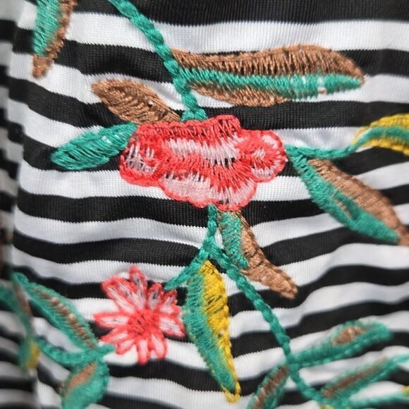 Maurices Striped T-shirt Dress Floral Embroidery Jersey Knit Shift A-Line Casual - Picture 4 of 13